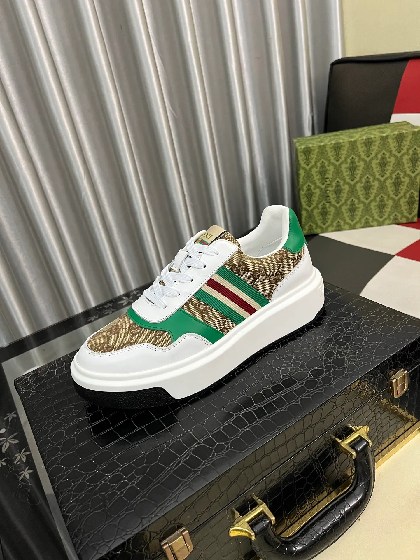 Men's Men's Shoes 💰458⌚️⌚️ [Gucci·Gucci] Original quality. ~ Unique modern style sneakers. 🏃A must-have casual shoe for trendy men😍😍 Original brand imported from Italy, imported original leather, sheep lining (refuses to discolor and grind feet) Sole: Original sole provided by the original factory, French lazy style design ⚠️Fit to the feet, original quality, super comfortable original sole. Just like shooting the real thing 🎬The real thing is better Code number: 38-443️⃣Colors available